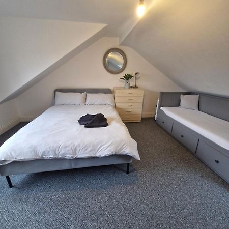 Lovely 3 Bedroom Serviced Apartment In Leytonstone Лондон Экстерьер фото