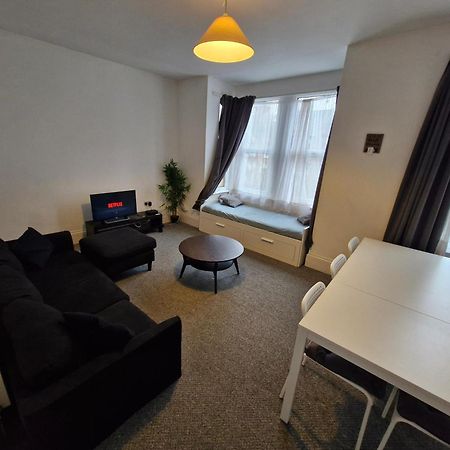 Lovely 3 Bedroom Serviced Apartment In Leytonstone Лондон Экстерьер фото
