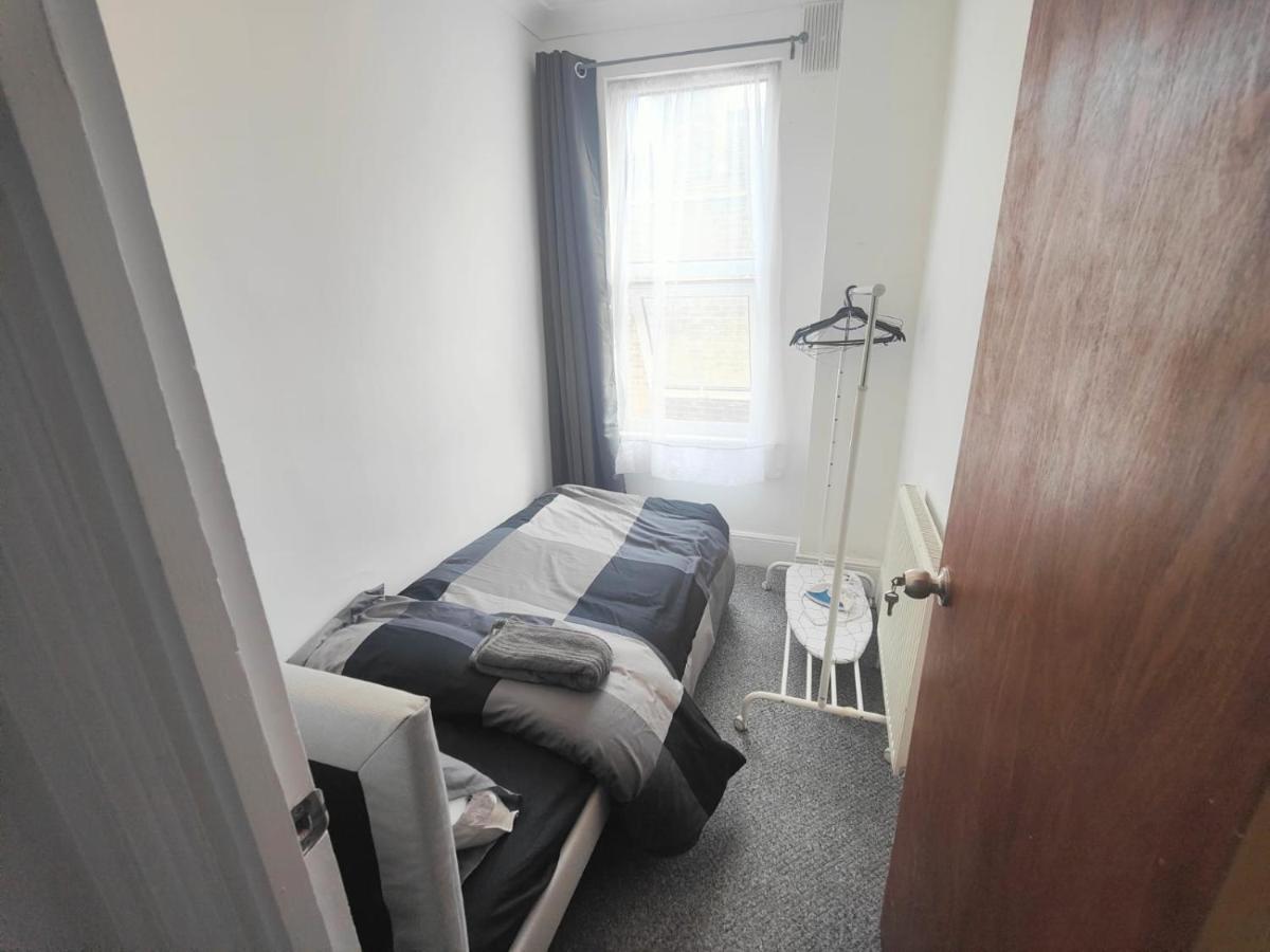 Lovely 3 Bedroom Serviced Apartment In Leytonstone Лондон Экстерьер фото