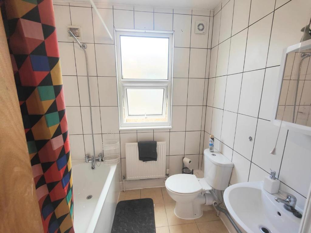 Lovely 3 Bedroom Serviced Apartment In Leytonstone Лондон Экстерьер фото