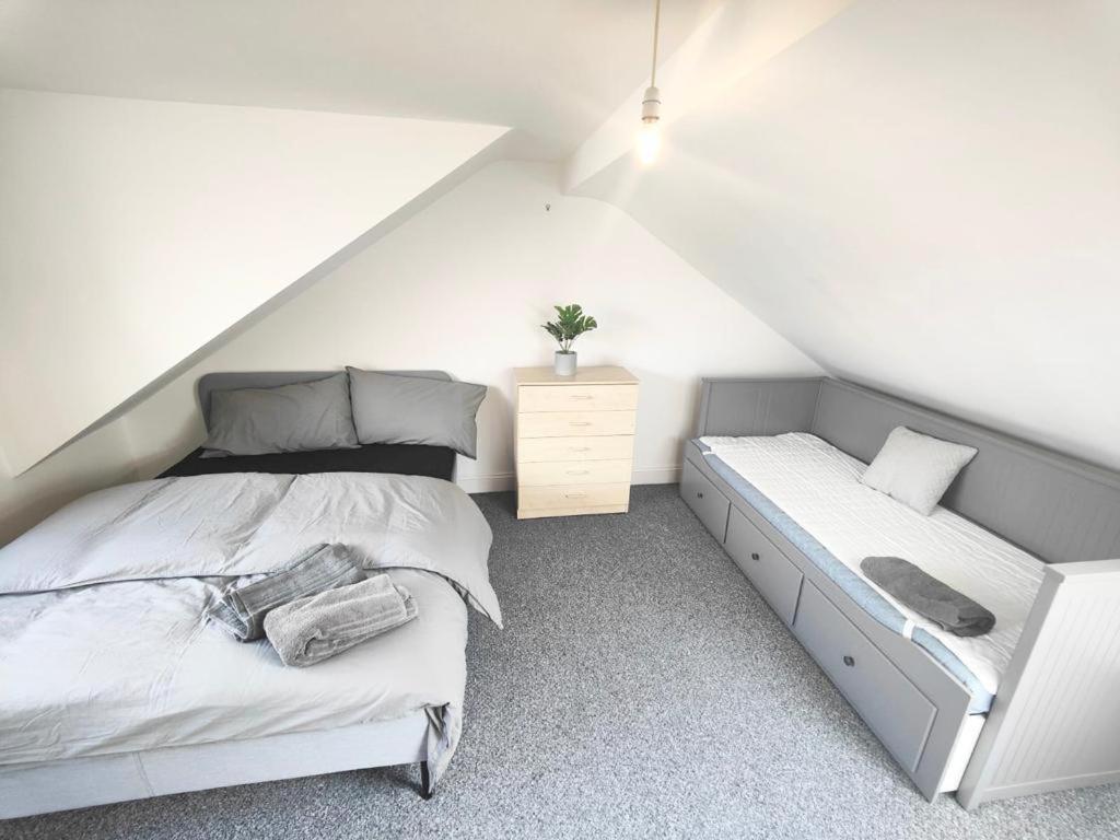 Lovely 3 Bedroom Serviced Apartment In Leytonstone Лондон Экстерьер фото