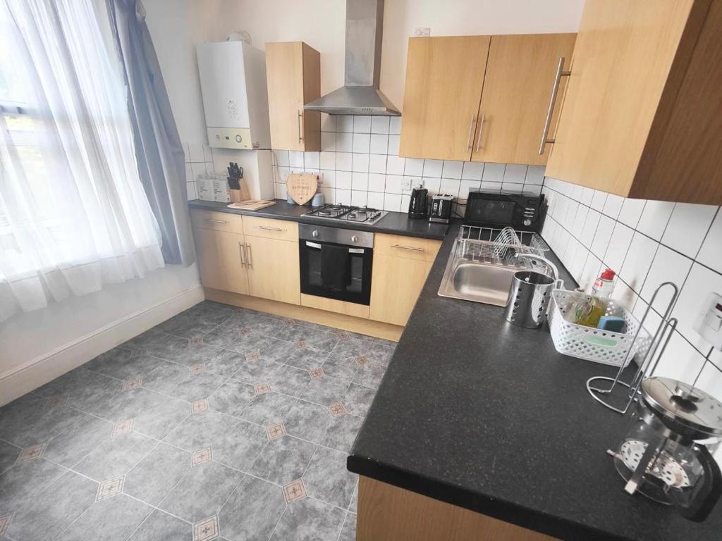 Lovely 3 Bedroom Serviced Apartment In Leytonstone Лондон Экстерьер фото