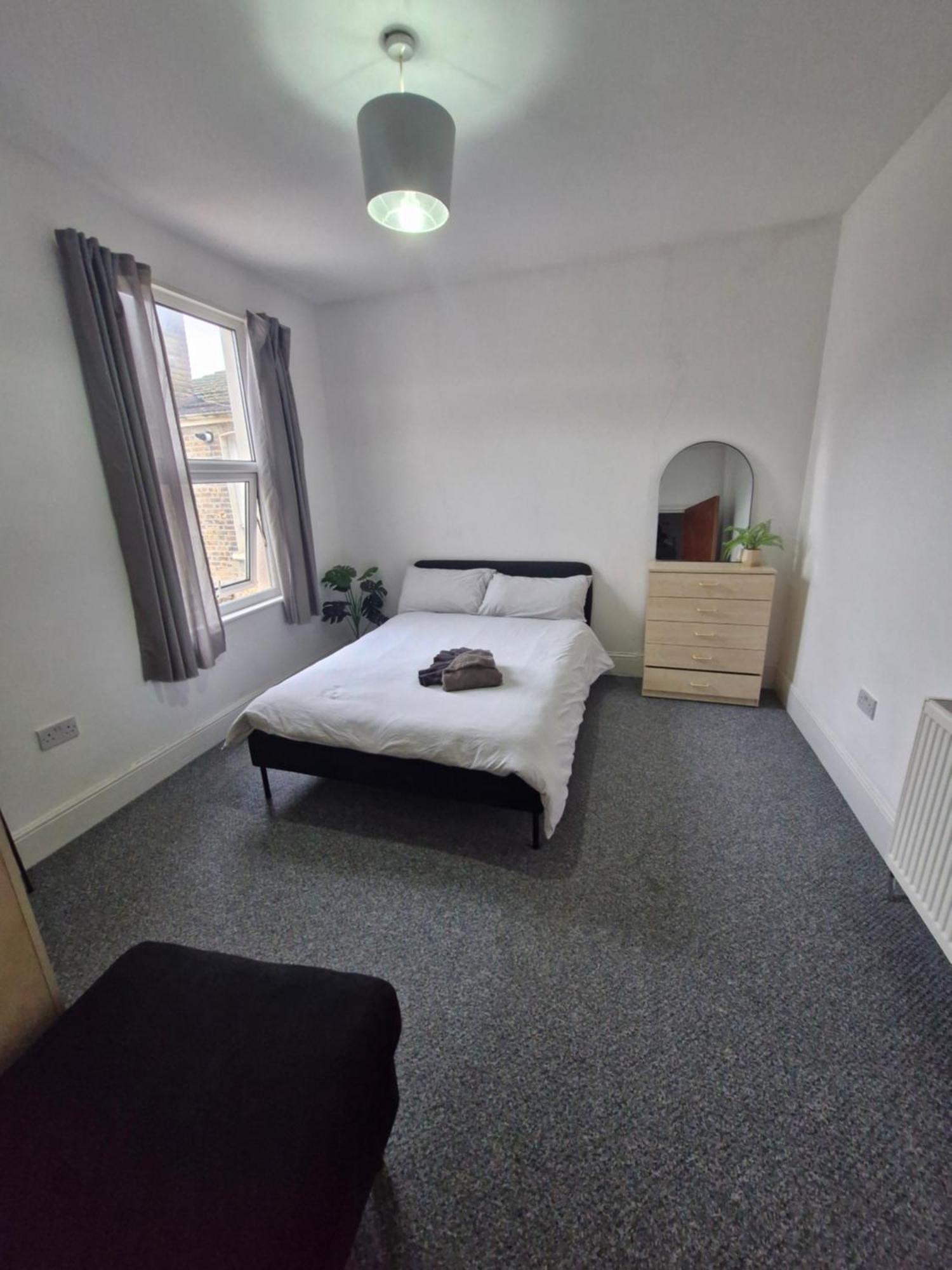 Lovely 3 Bedroom Serviced Apartment In Leytonstone Лондон Экстерьер фото