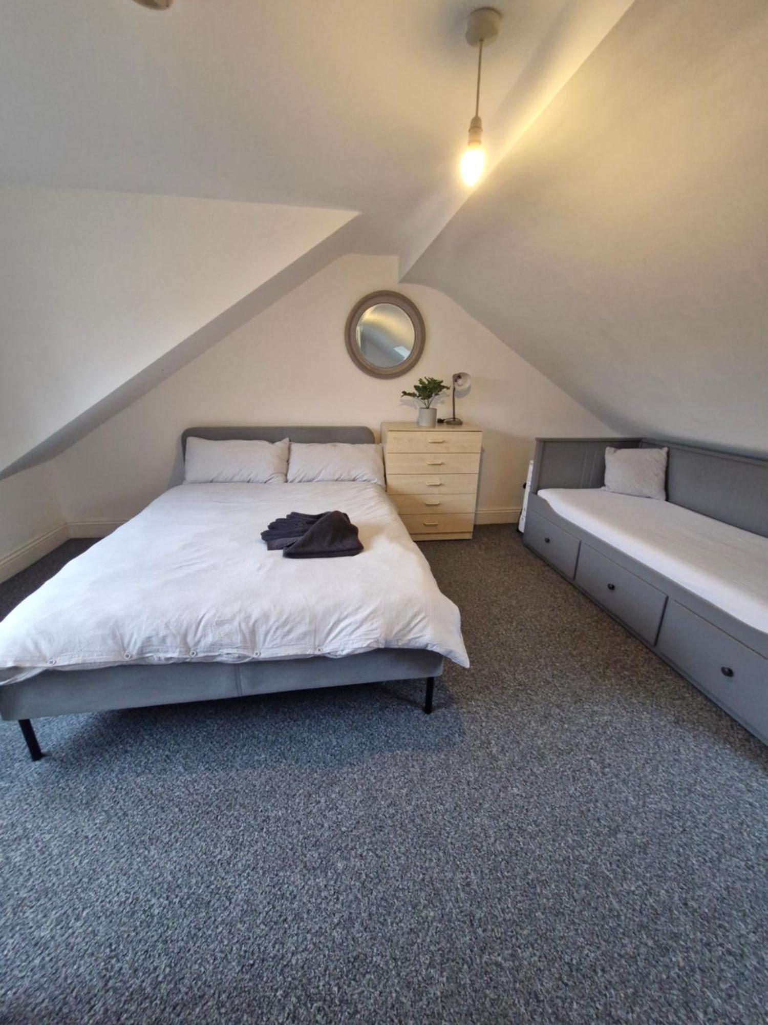 Lovely 3 Bedroom Serviced Apartment In Leytonstone Лондон Экстерьер фото